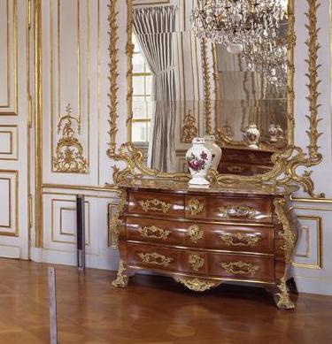 Kommoden und Stühle aus Paris