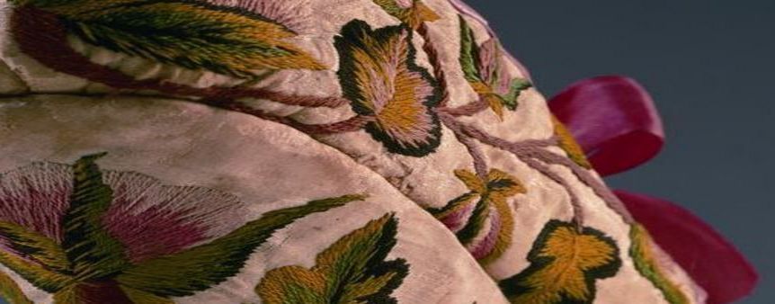 Foto: Staatliche Schlösser und Gärten Baden-Württemberg, Ortsverwaltung Ludwigsburg Stickereien an einem barocken Schuh im Modemuseum des Residenzschlosses Ludwigsburg